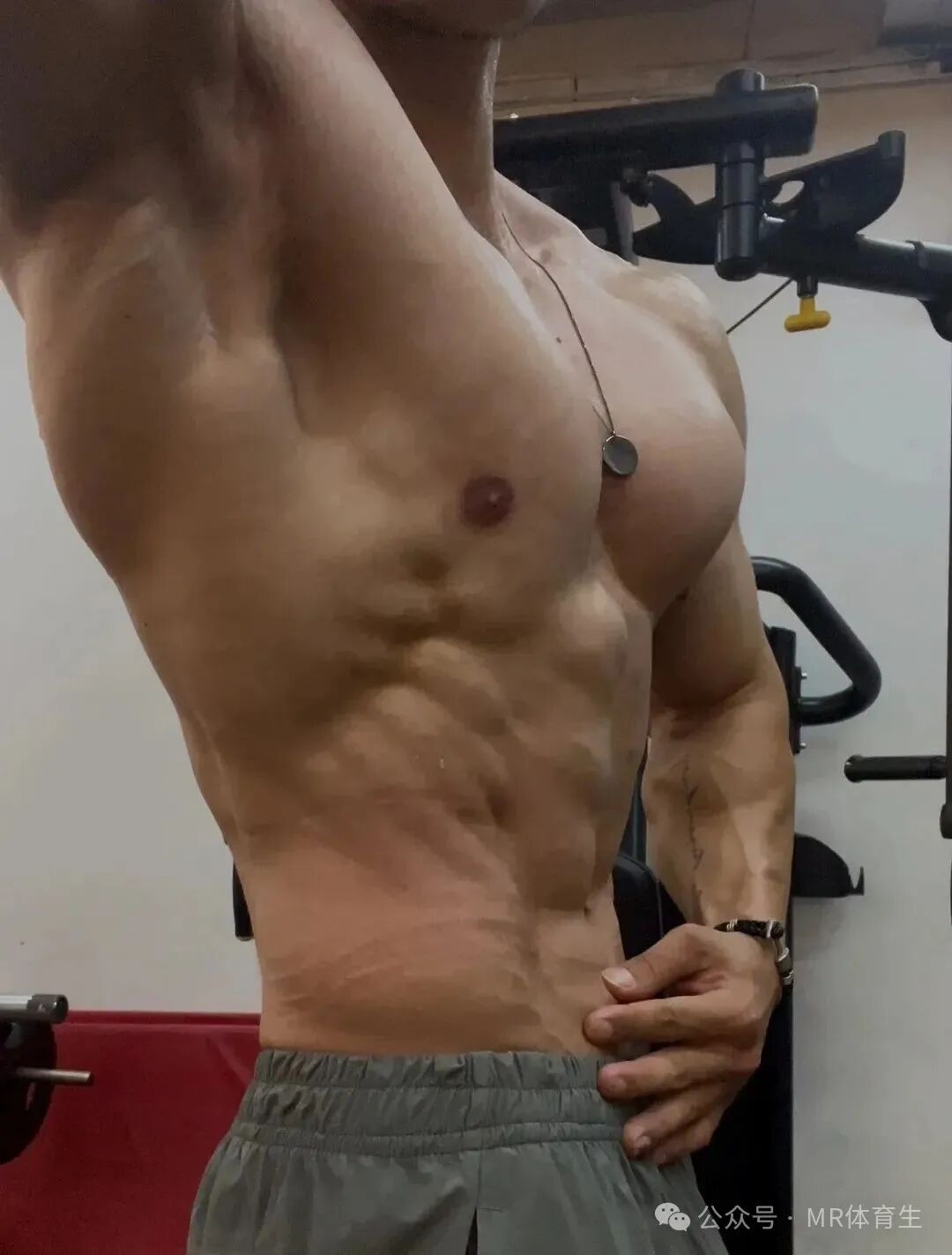 24岁广州巨无霸健身私教，壮硕野性，这身肌肉简直绝了