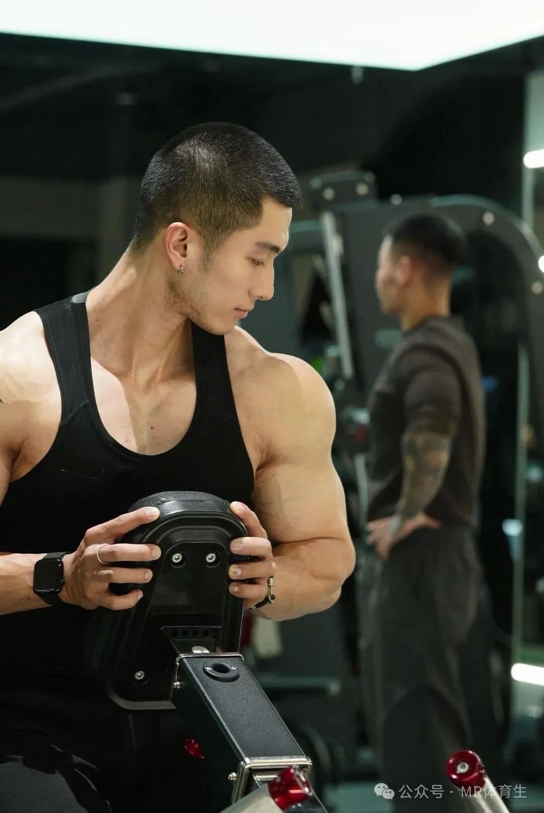 24岁广州巨无霸健身私教，壮硕野性，这身肌肉简直绝了