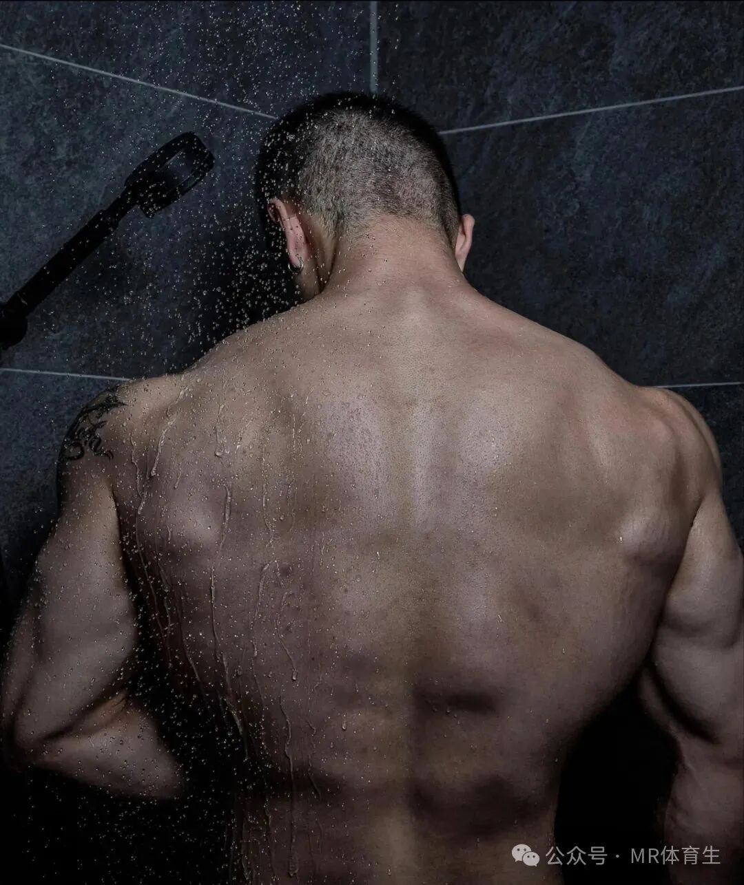 24岁广州巨无霸健身私教，壮硕野性，这身肌肉简直绝了
