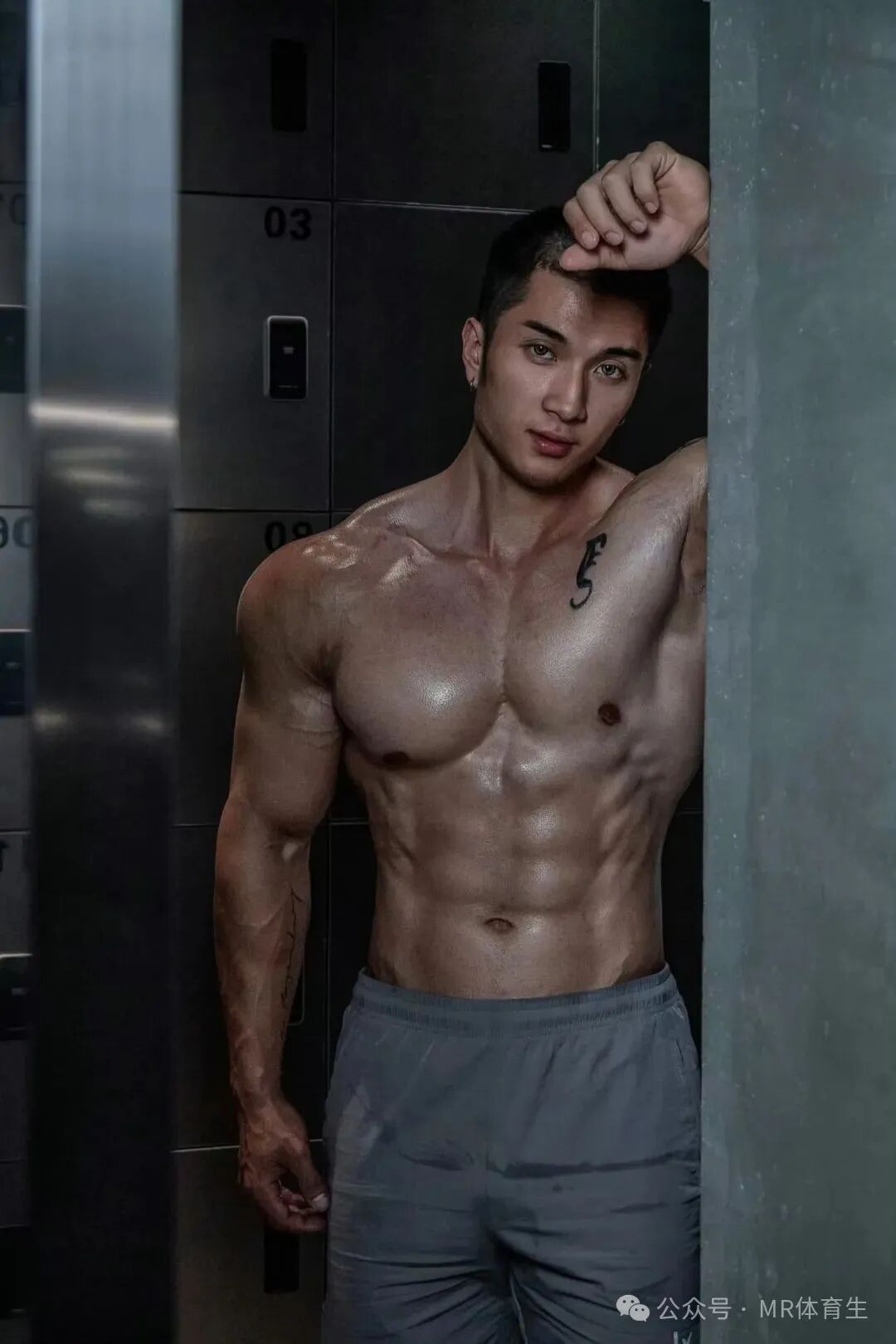 24岁广州巨无霸健身私教，壮硕野性，这身肌肉简直绝了