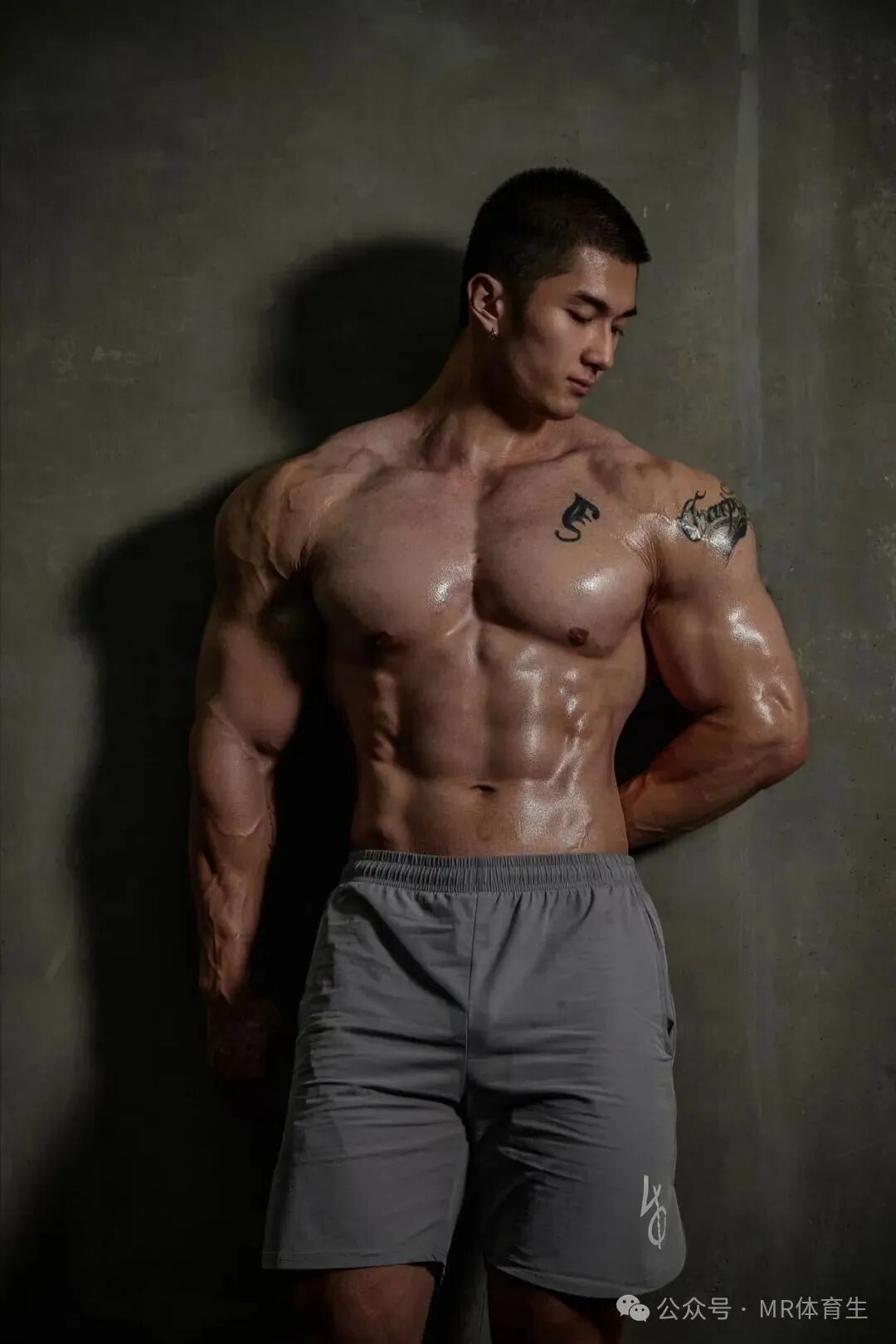 24岁广州巨无霸健身私教，壮硕野性，这身肌肉简直绝了
