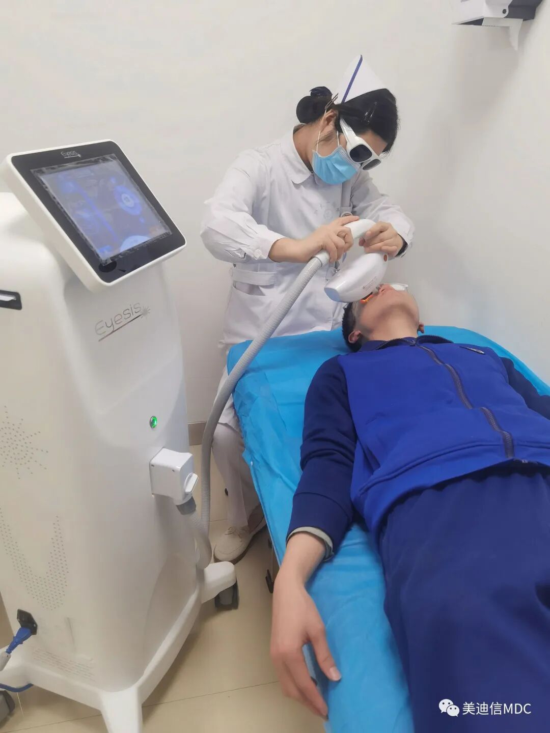 郑大一护士给干眼患者做EYESIS强脉冲光治疗