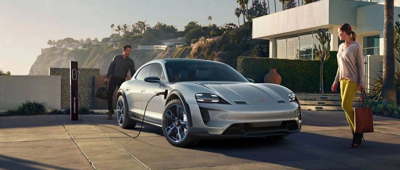 宾利添越PHEV、Taycan齐上阵，超豪华品牌如何破局电动化