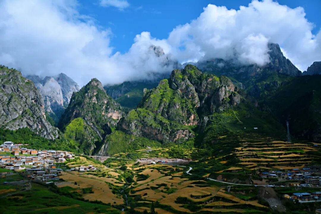 这里是每个摄影师的拍摄天堂,四季都很特别,有绿意昂扬的春天,油菜花