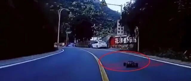 两人开车时玩遥控车，骑手劝阻还遭怼，警方：一男一女已行拘