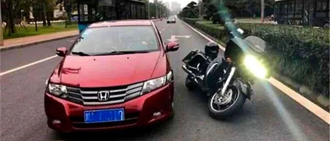 谁说摩托车没有路权？！结局很解气……