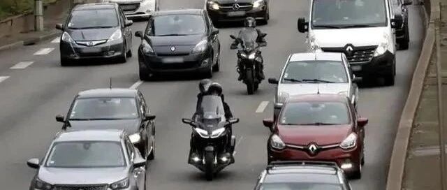 法国新规：摩托车“钻车缝”再次试行，我们什么时候能实行
