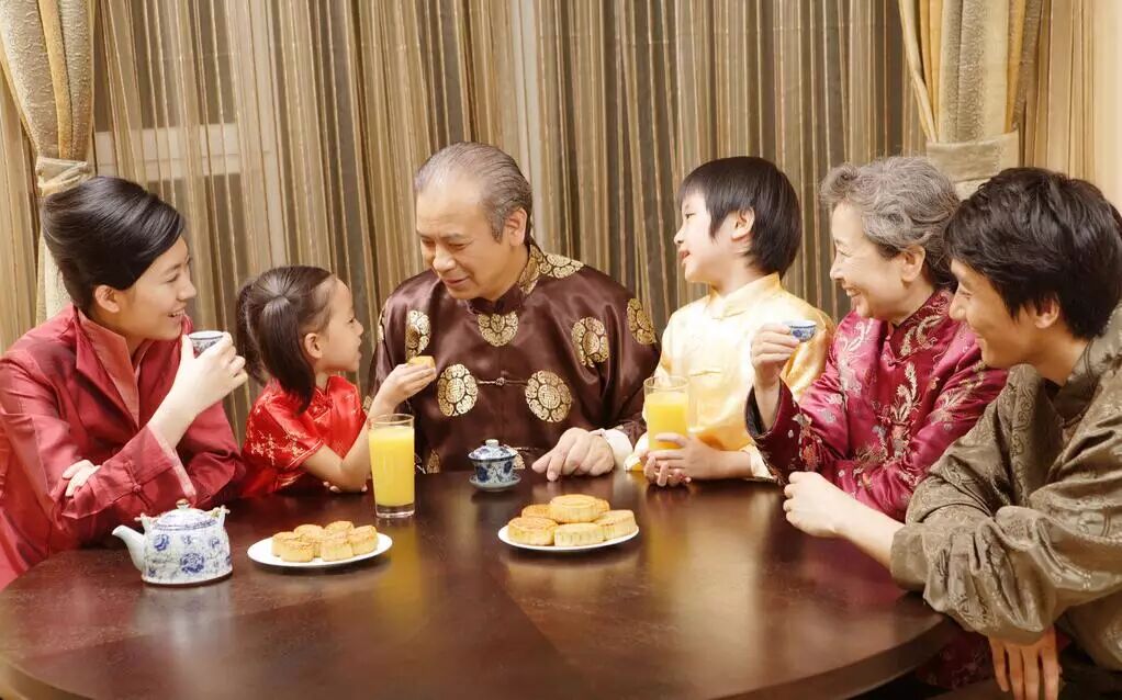 一定要记住,月饼不能当正餐吃,最好是