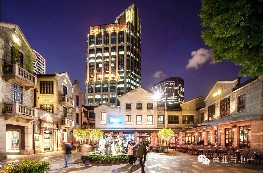 (上海新天地"视而为人所视"的北里主街)