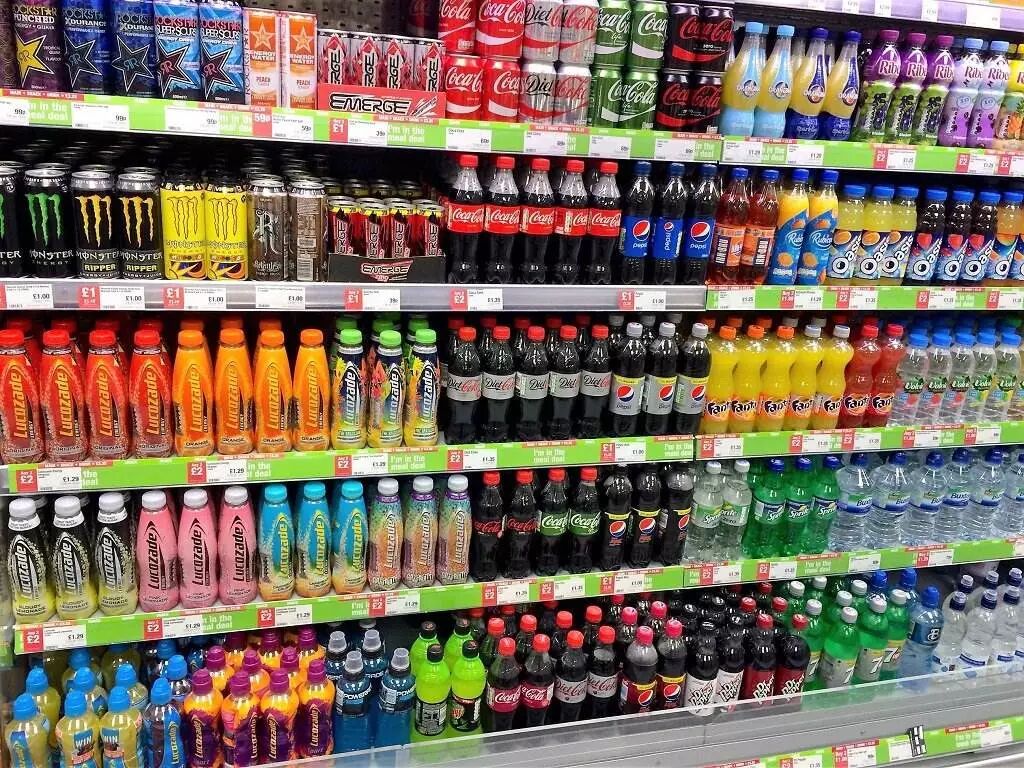 多进些饮料啊,奶茶啊 最近,不少加盟店主问星星小君 店里的货架都空了