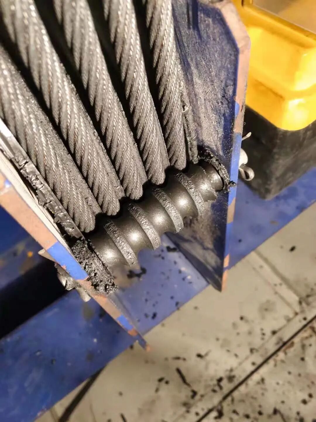 天冷了，这个钢丝绳去油泥装置怎么样？