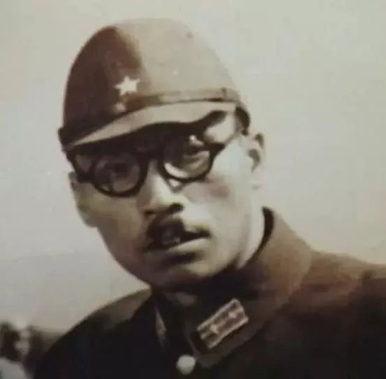 丹仁胡 削尖的脸型 圆形眼镜=龟田小队长也感觉像