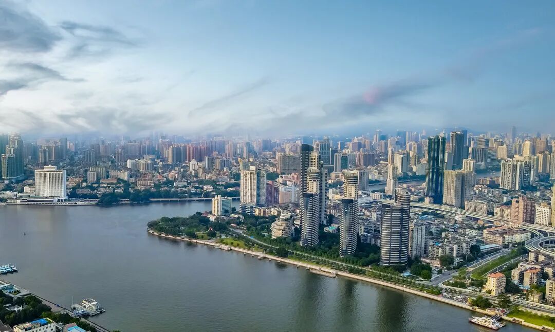 白天鹅壹号主推182-405商业大平层，价格8-13万/平！