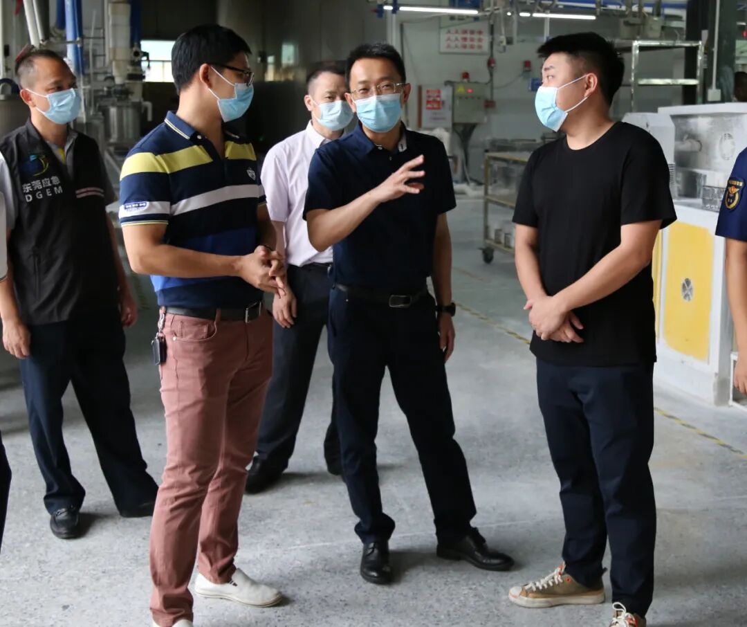 在奇声光电科技有限公司,检查组一行重点查看了企业消防通道,安全出口