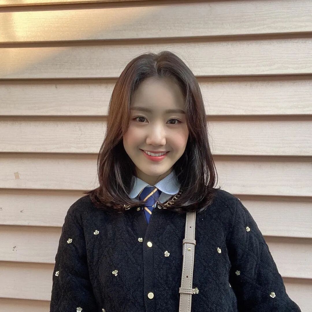 还有双胞胎里的妹妹韩智贤也变成短发造型.