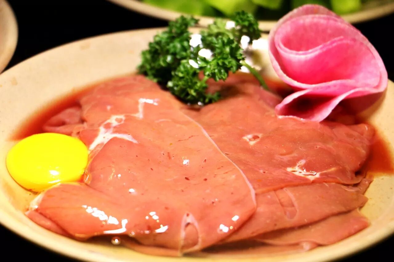 ▼嫩牛肝:同样以生鸡蛋来保证牛肝的鲜嫩,入口爽滑过瘾,汉子们会大爱