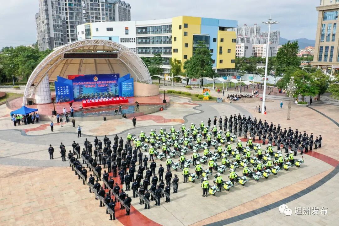 坦洲镇党委书记黄泽培,市公安局党委委员,副局长冯永富,镇党委副书记