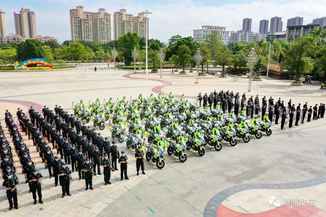 坦洲镇党委书记黄泽培,市公安局党委委员,副局长冯永富,镇党委副书记