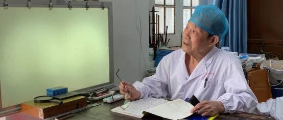 82岁医生感染新冠，治疗6个月后，又回到了临床……