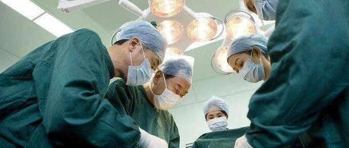 38岁女便血到休克，医生找不到原因，竟开腹把患者肠子翻了个遍