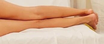 女子经常说胡话，医生检查时撩起她裤腿瞬间被勾住，越想越兴奋