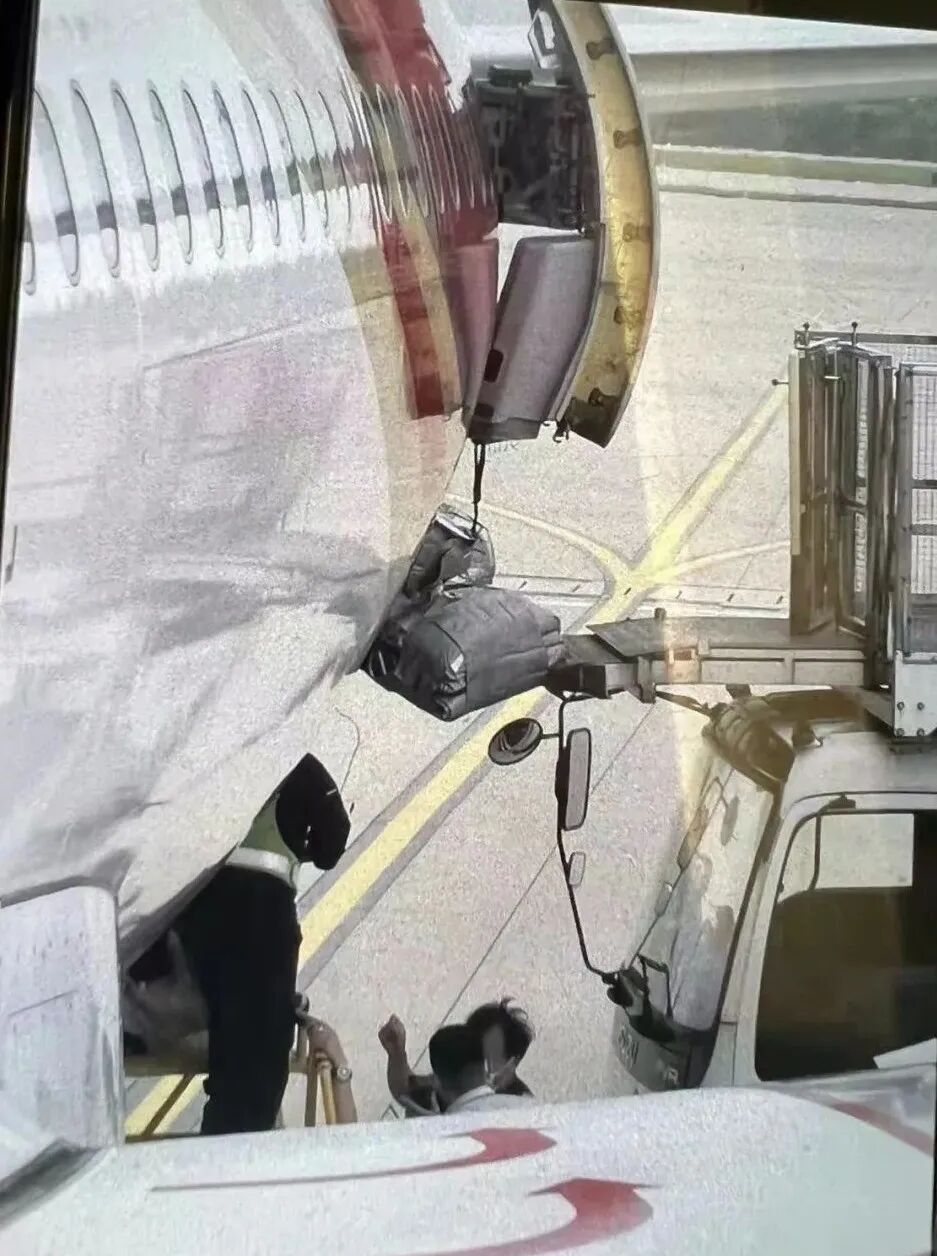 某航一飛機誤放滑梯！