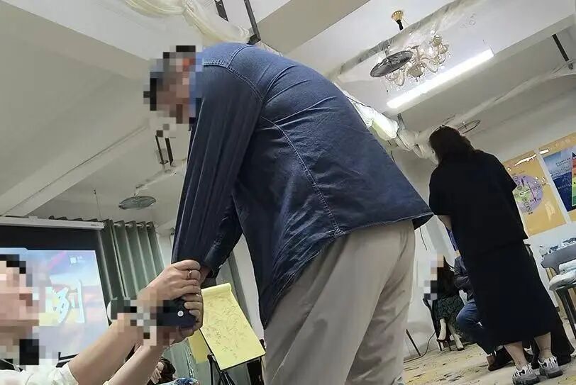 网红心理机构被曝借心灵操控敛财：白领高管深陷，现场痛哭、尖叫、下跪，“督导班”收费高达28万；亲历者：被关屋子里通宵打电话招新学员