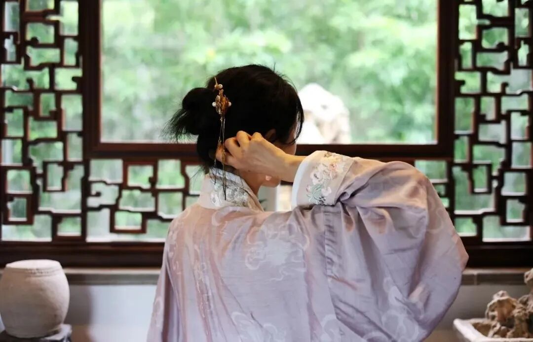 怎么使用暗区突围外挂教程