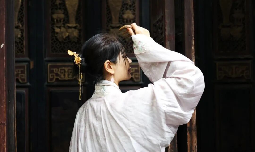 怎么使用暗区突围外挂教程