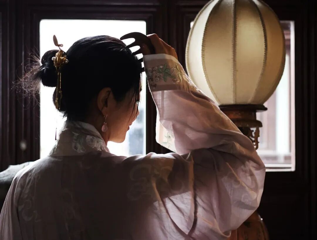 怎么使用暗区突围外挂教程