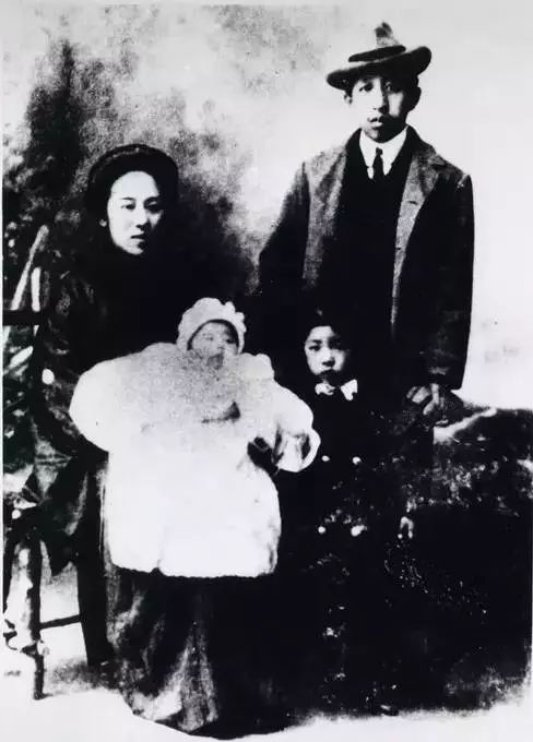 1909年,廖仲恺,何香凝携女儿廖梦醒(前右一,儿子廖承志(前左一)在