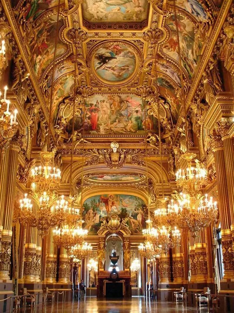 大量应用(取代笨重的银器)以及跟随东方贸易进入宫廷的丝绸与中国瓷器