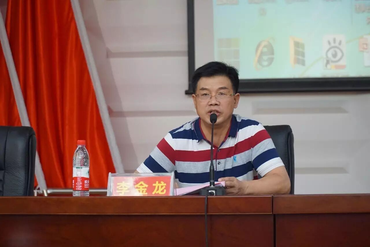 湖南省室内装饰协会常务副会长兼秘书长李金龙作工作报告