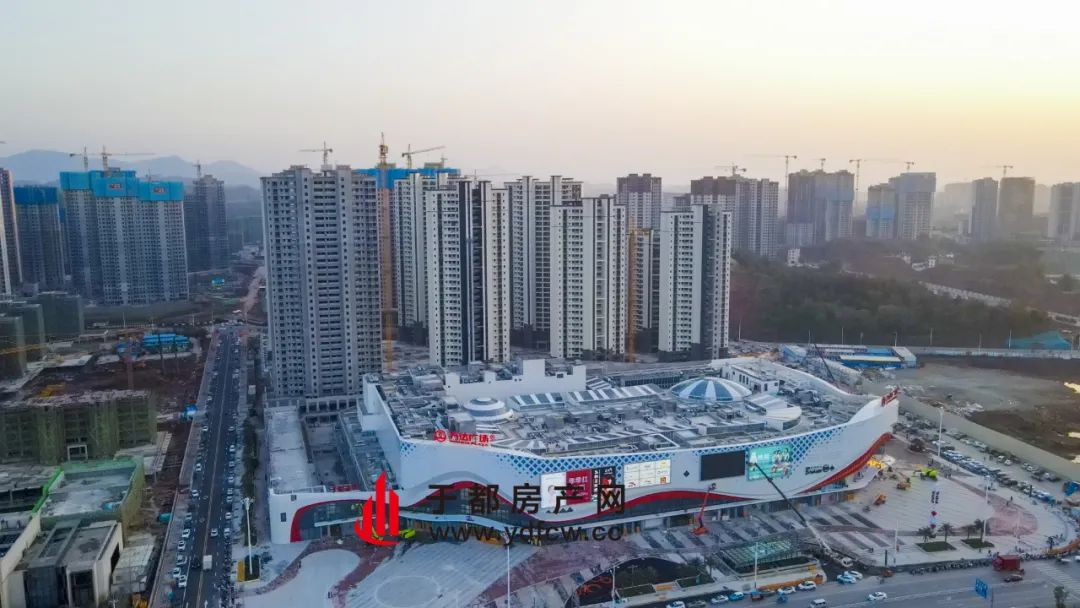 万达旁边就是万达金街,周边还有许多在售楼盘,比如:万达广场泰达城