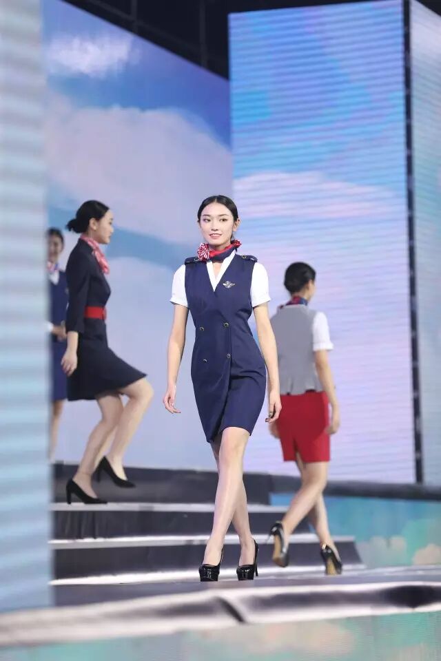 当晚,来自全国各地的32名准空少空姐们在通过空乘职业装,泳装以及晚