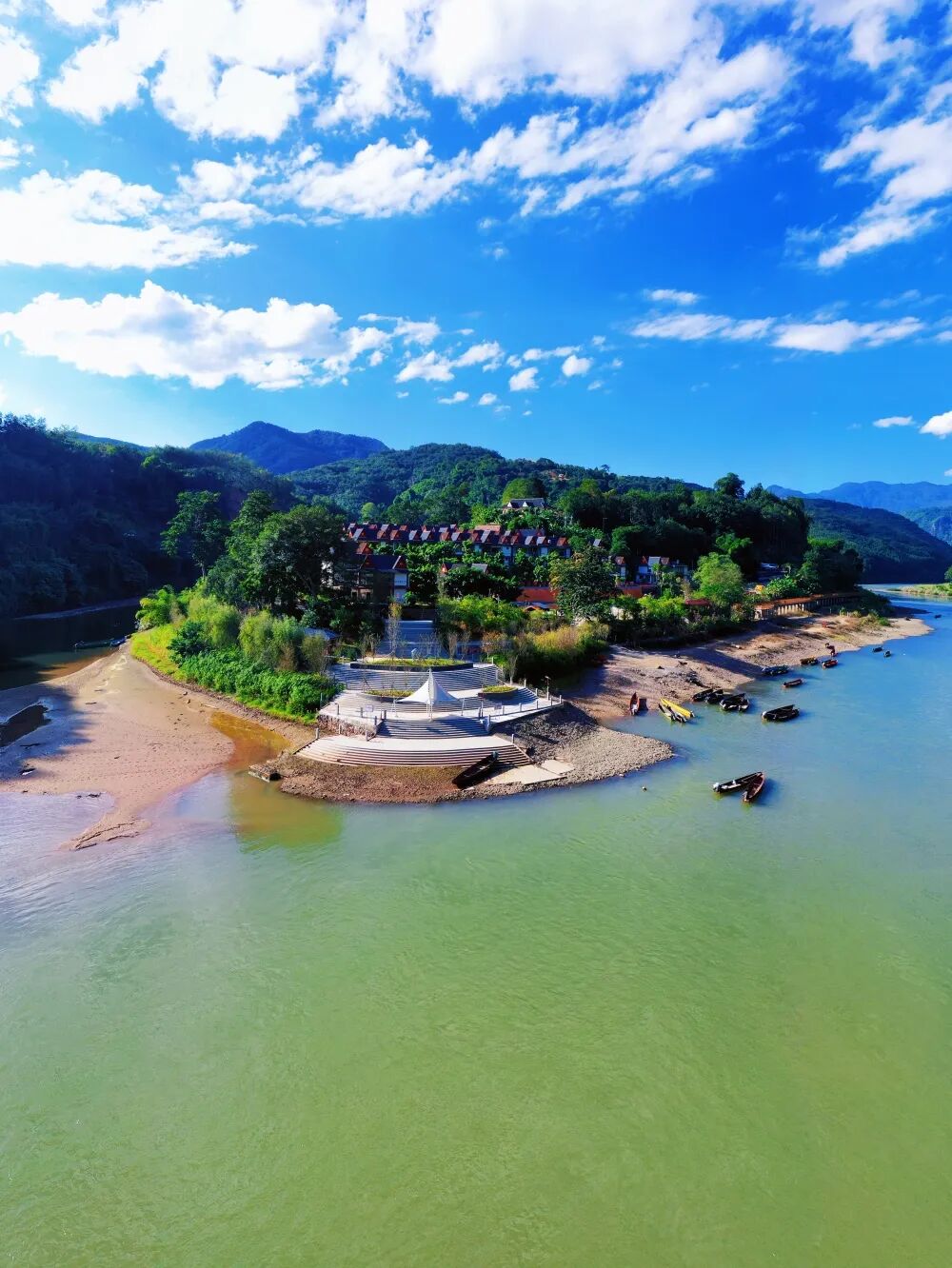 有一种叫云南的生活丨普洱江城这抹蓝天白云美出圈