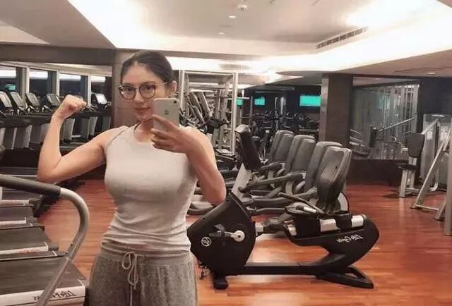 【美女】这两位同样是因床戏而爆红，年纪相仿却身材差这么多（组图） - 23
