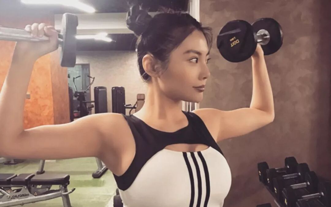 【美女】这两位同样是因床戏而爆红，年纪相仿却身材差这么多（组图） - 17