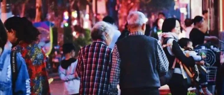 上海74岁老人去世5天后儿子被捕：到了晚年才知道，子女的孝心是有前提的