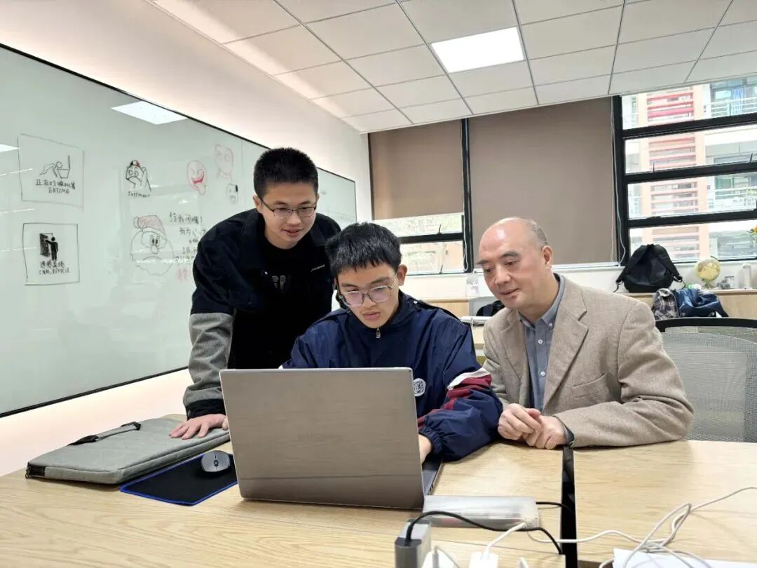 初中他已经是名人被同学们称为"数学小王子"与数学难题较量是李子奕