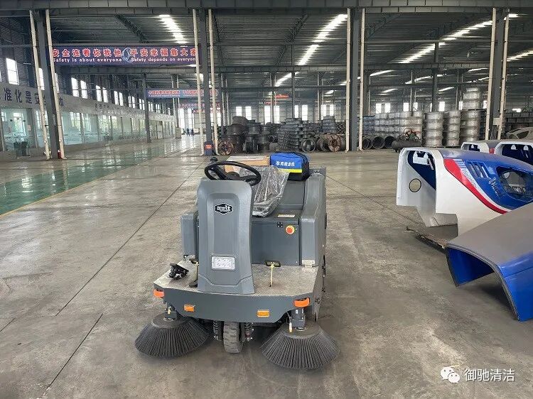 江蘇某激光公司選擇御衛仕駕駛式掃地機DS5