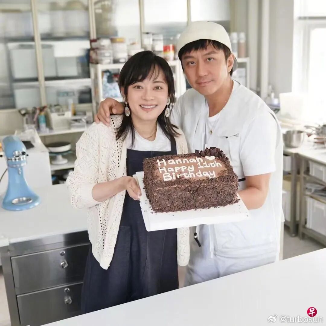 孙俪（左）与邓超上月亲手帮女儿做庆生蛋糕。 （取自孙俪微博）