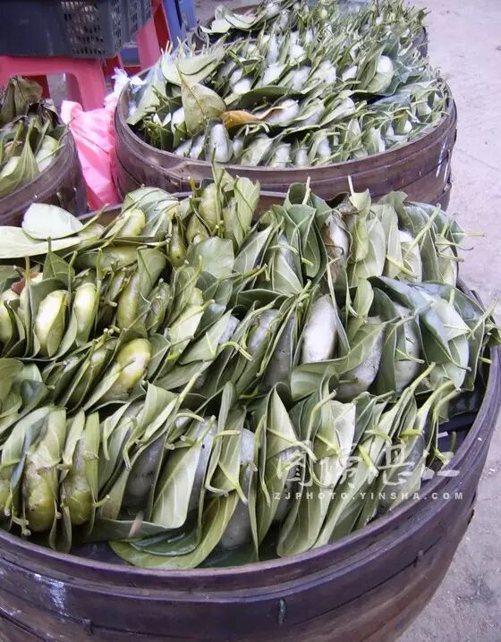 2 木叶夹 逢年过节,湛江人喜欢做饼食走亲访友, 木叶夹(也称木叶搭)是