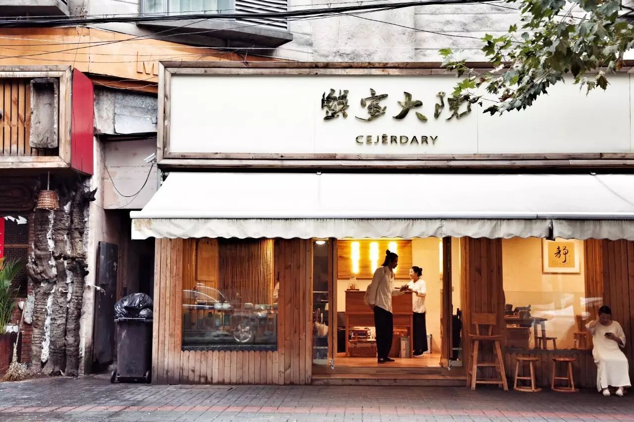 诞生这碗伟大的蟹黄金的,就是这家开在路边的"蟹家大院".