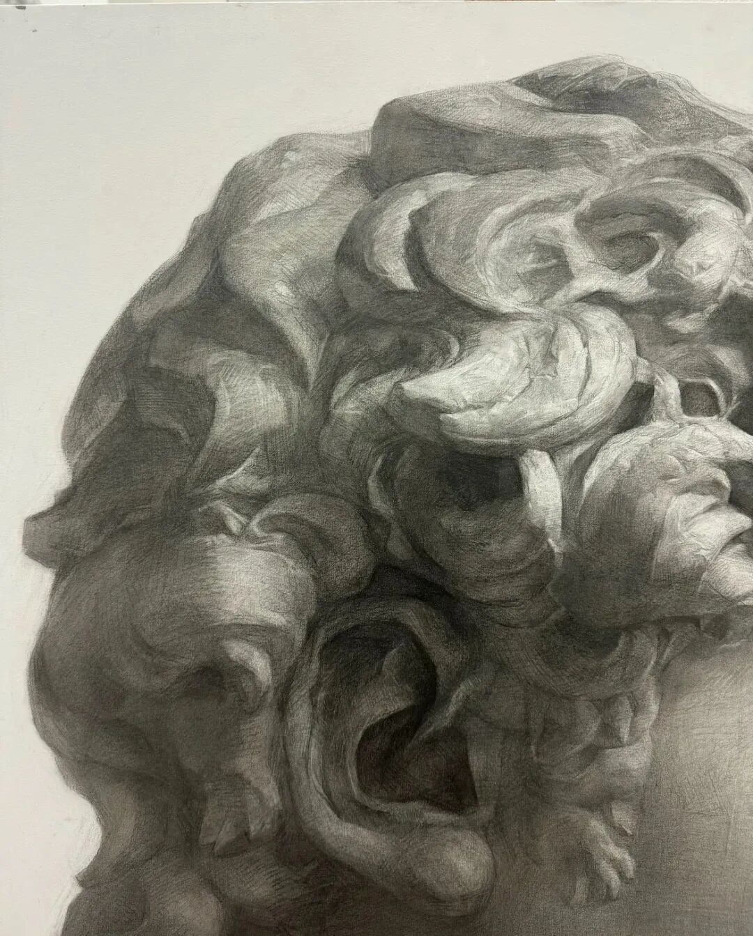 作者想表达的,是一个经历岁月洗礼的石膏像,他是破碎的,是脏兮兮的,但