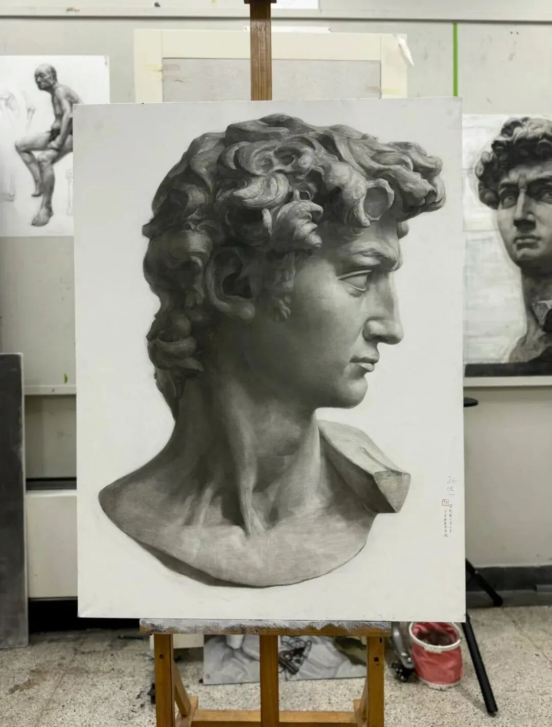 作者想表达的,是一个经历岁月洗礼的石膏像,他是破碎的,是脏兮兮的,但