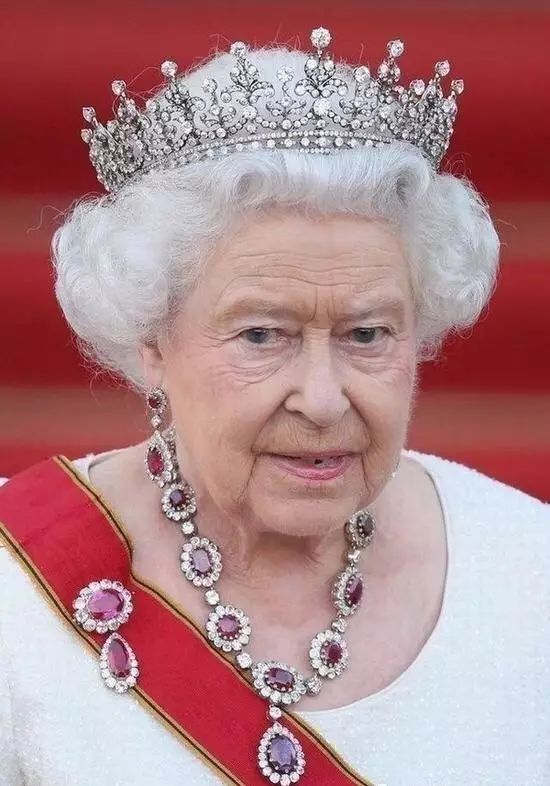 英国女王的首饰盒里究竟装了多少宝贝 女王为什么不能轻易低头 自由微信 Freewechat