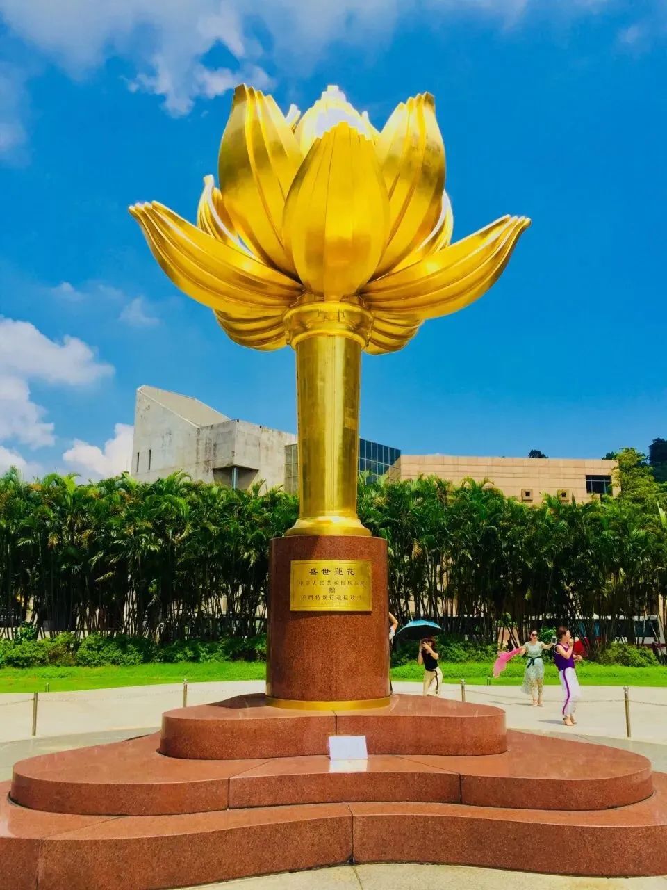 名为"盛世莲花"的雕塑分别大,小各一件寓意澳门继续繁荣昌盛macau妈阁