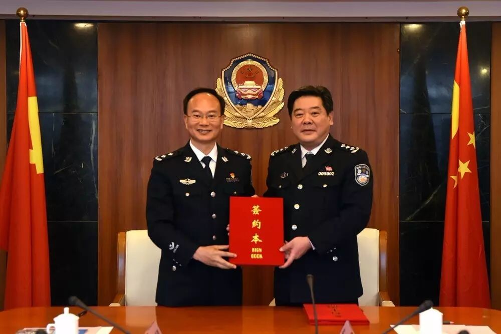 曹诗权校长与徐文海副市长签署合作协议