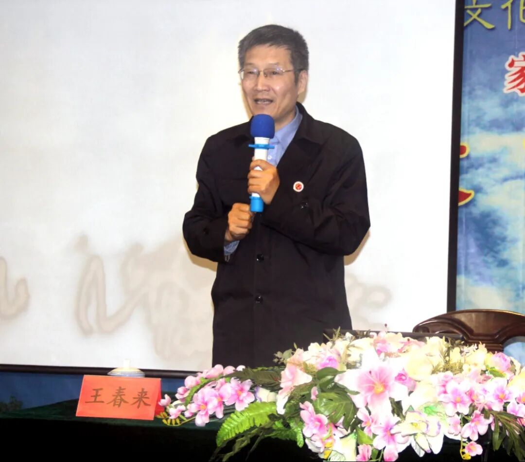 十大杰出人物"称号王老师从自己力行孝道的角度诠释了人生忠孝能两全